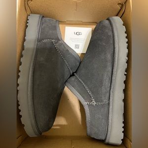 UGG CLASSIC SLIPPER SIZE 8 new in a box